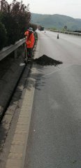 高速公路养护维修保养施工-清理缝隙式排水沟